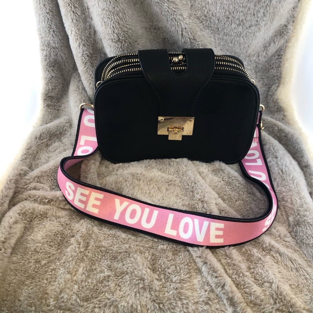 Roomy accordion style unbranded purse